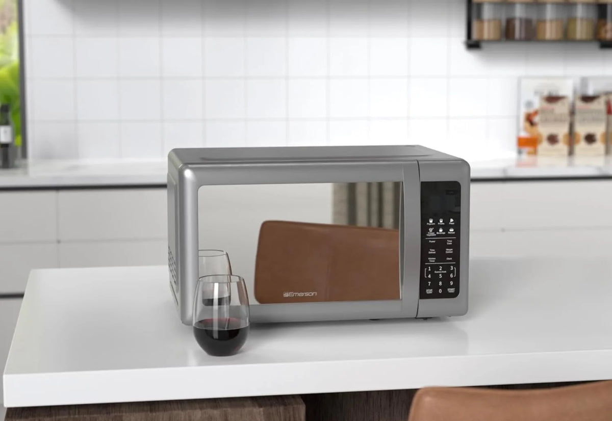 Emerson 0.7 Cu Ft Silver Mirror Finish, Countertop Microwave Oven, MW7601SL