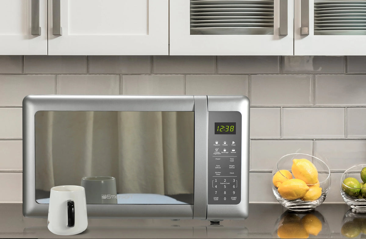 Emerson 0.7 Cu Ft Silver Mirror Finish, Countertop Microwave Oven, MW7601SL